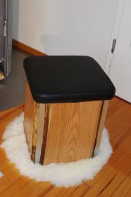 Hocker / Sitzbox, Eichenholz massiv mit Waldkante, Leisten in Edelstahloptik, gepolzterte Sitzfläche