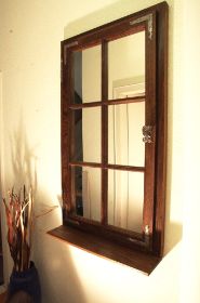 Durch den Austausch der Scheibe gegen einen Spiegel erhalten antike Fenster eine neue Funktion 